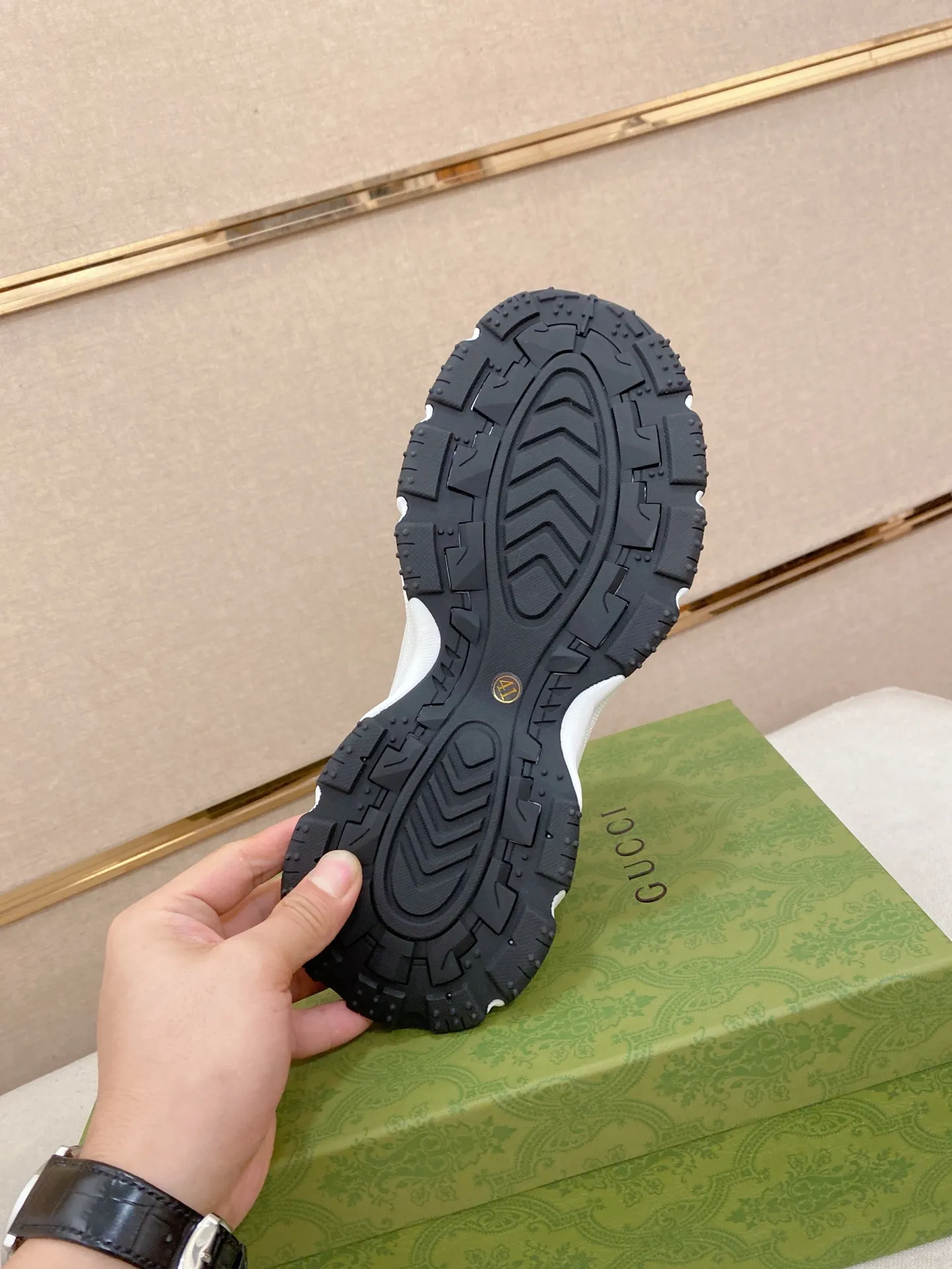Men's men's shoes 442💰🇮🇹🇮🇹GUCCI🔍🔍new models are on sale at the same time at the counter. The uppers are made of top-grain cowhide imported from Italy. Fully imported genuine leather lining 💪💪, completely 1⃣️ to 1⃣️ replica 🇮🇹💪💪, ⚠ sole: original sole provided by the original factory, exclusive movable molded sole super comfortable, ⚠ original factory follow-up, 🔍🔍 high quality, you can go in and out of the counter at will, welcome to compare⚠. Code number: 38-44. Can be customized 45-46